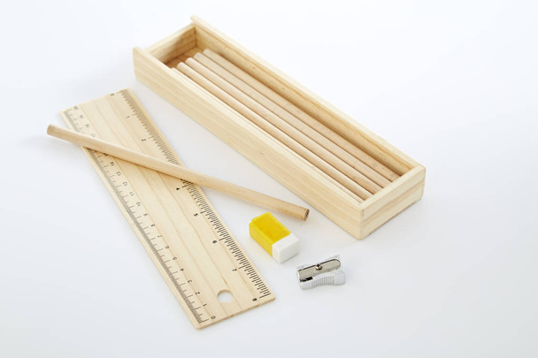 Дерев'яна коробка для олівців, Дерев'яна коробка на білому тлі
. - Фото, зображення