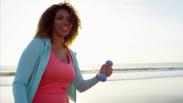 női edzés közben súlyokkal - Felvétel, videó