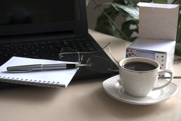 Üres jegyzék laptop és kávé csésze.  - Fotó, kép