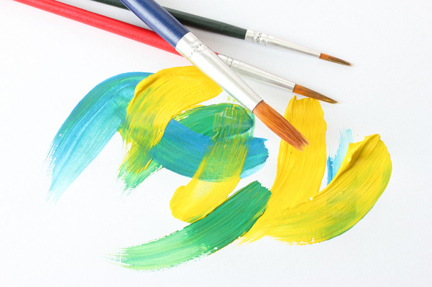 αφηρημένη Γκουάς χρώματα και πινέλα, απομονωθεί σε λευκό - Φωτογραφία, εικόνα