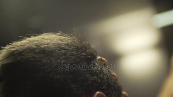 Człowiek, suszenie umyć włosy - Materiał filmowy, wideo