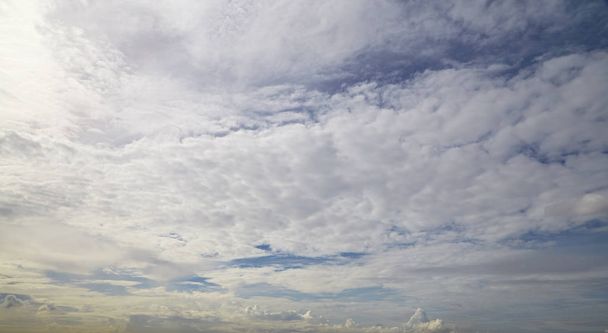 Natur-Wolkenlandschaft mit blauem Himmel und weißen Wolken - Foto, Bild