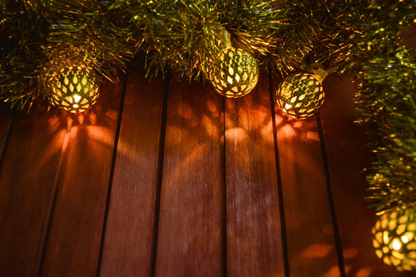 Рождественские огни на деревянном фоне. Копирование пространства
 - Фото, изображение