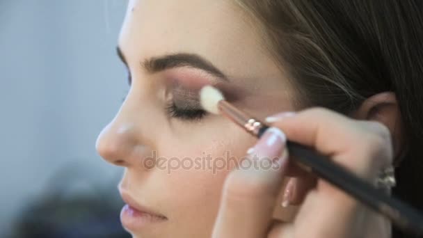 makeup artist makes eye makeup - Filmati, video