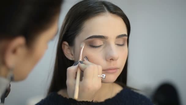 stylist doing makeup - Záběry, video