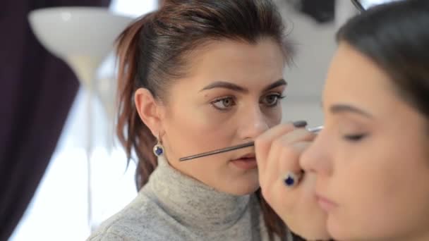 stylist doing makeup - Séquence, vidéo