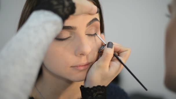 stylist doing makeup - Video, Çekim