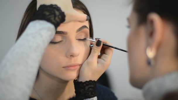 stylist doing makeup - Filmati, video