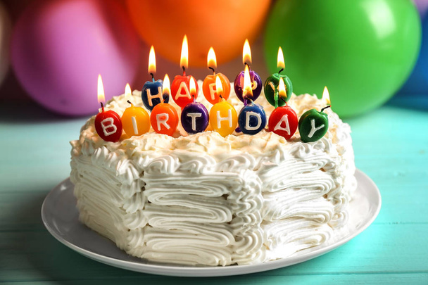 ろうそくの誕生日ケーキ - 写真・画像