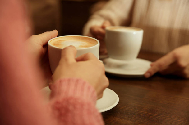holding cup of coffee - Фото, зображення