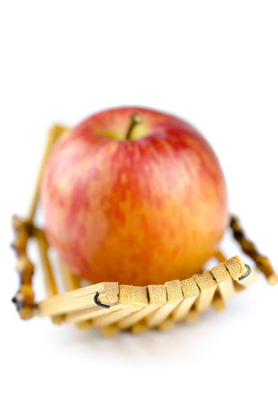 фото червоного яблука ізольовані на білому тлі
 - Фото, зображення