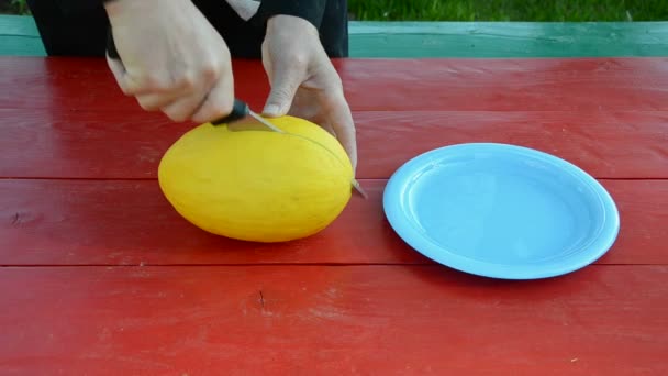 Kırmızı masada sarı karpuz kesmek - Video, Çekim