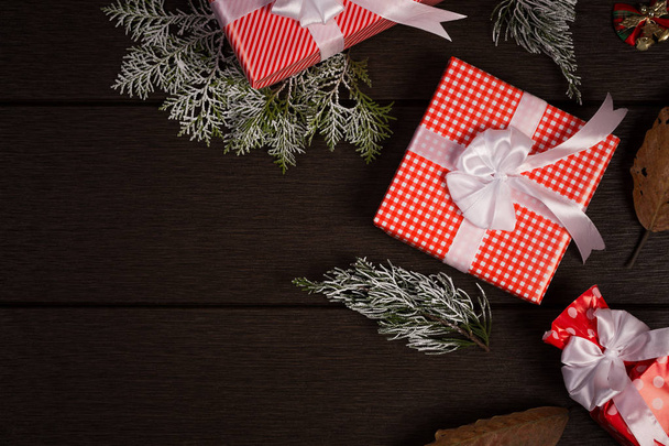 Caja de regalo de Navidad vintage sobre fondo de madera oscura, rústico para
 - Foto, Imagen