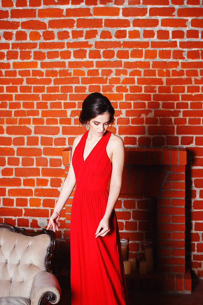 schöne Dame im roten Kleid mit einem Abend-Make-up - Foto, Bild