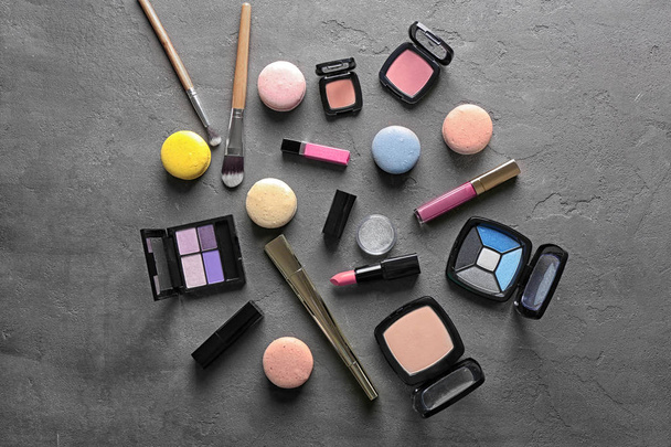 Makeup products and macaroons - Foto, Bild