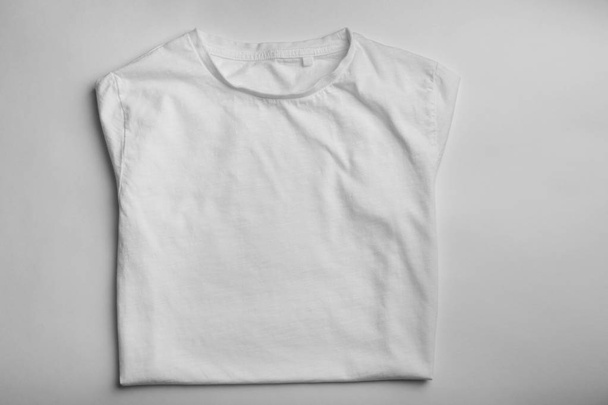 Blank t-shirt on white - Foto, Bild