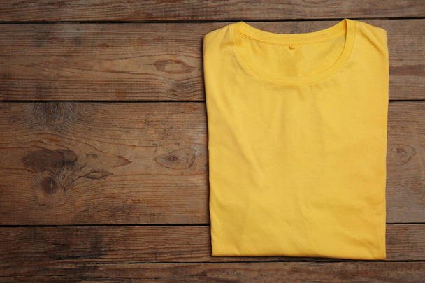Blank yellow t-shirt  - Fotoğraf, Görsel