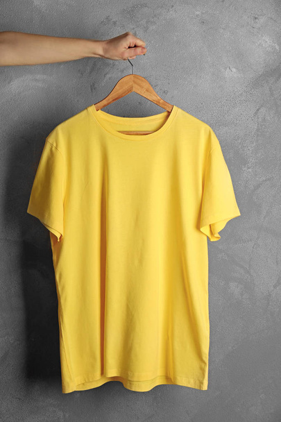 Blank yellow t-shirt - Foto, Bild