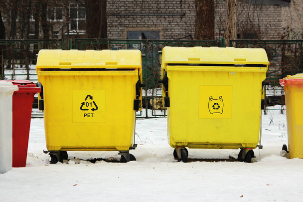Dos papeleras amarillas para la recolección de materiales de reciclaje
. - Foto, Imagen