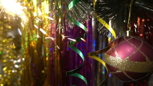 Navidad y la decoración de año nuevo. Colgando Bauble cerca. Luces de Navidad brillan en el árbol
. - Metraje, vídeo