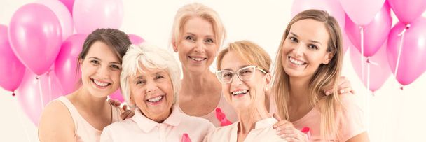 Grupa kobiet z różowy balony  - Zdjęcie, obraz
