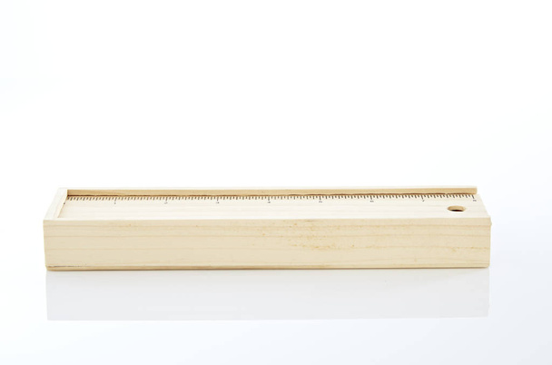 木製の鉛筆ボックス、白い背景の上の木製の箱。スタック imag - 写真・画像