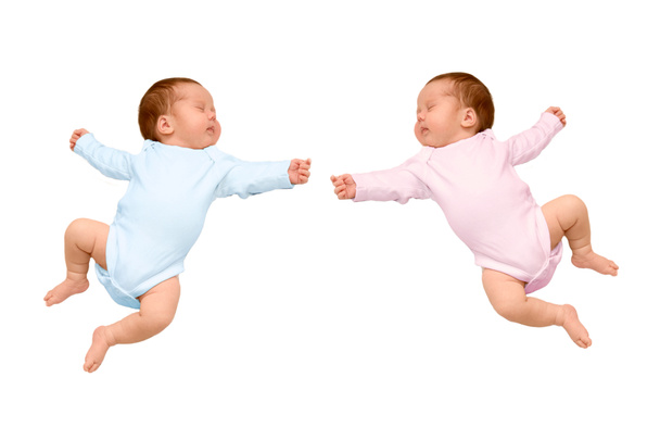 Deux nouveau-nés endormis jumeaux identiques, un garçon et une fille
, - Photo, image