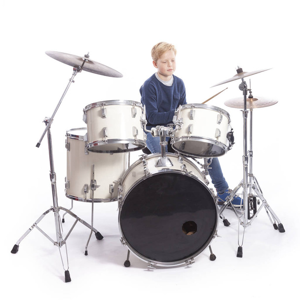 Kaukasischer Junge am Schlagzeug im Studio spielt Musik - Foto, Bild