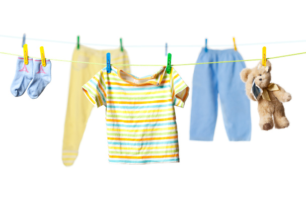 赤ちゃんの服を乾燥し、テディー ・ ベア - 写真・画像