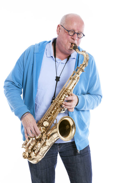 hombre de mediana edad toca el saxofón tenor contra blanco estudio b
 - Foto, imagen