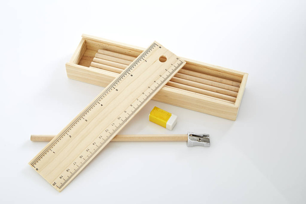 Μολύβι ξύλινο πλαίσιο, ξύλινο κουτί σε άσπρο φόντο. - Φωτογραφία, εικόνα