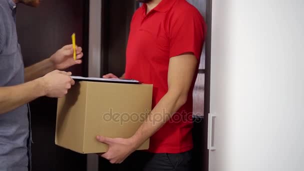 servicio de entrega a domicilio - hombre firma recibo del paquete de entrega
 - Metraje, vídeo