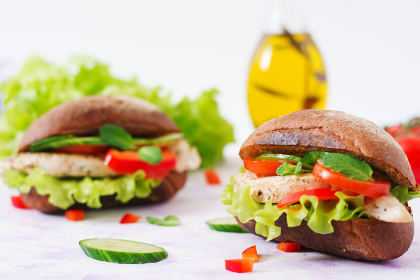 Dos deliciosos y saludables sándwiches
 - Foto, Imagen