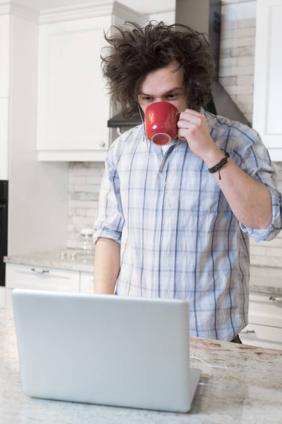 Man Eating Breakfast during Using Laptop - Foto, Imagen
