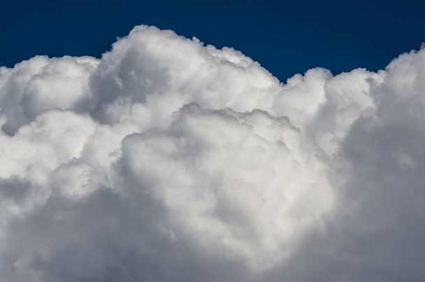 Горные кучевые облака кипят в ярко-голубом летнем небе
  - Фото, изображение