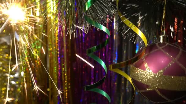 Karácsonyi és újévi dekoráció. Lógó csecsebecse közel. Karácsonyi fények csillogás a fa. - Felvétel, videó