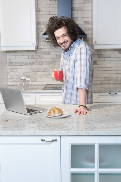 Man Eating Breakfast during Using Laptop - Valokuva, kuva