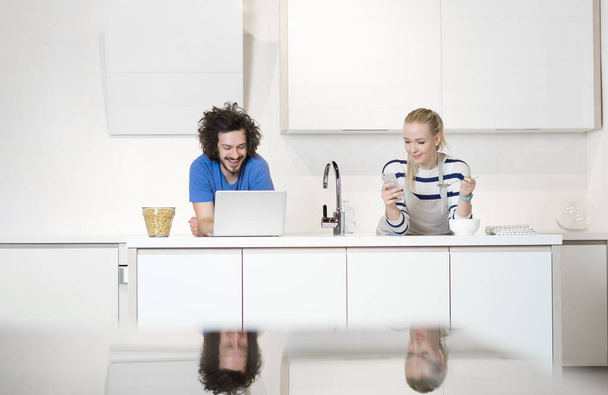 Young couple in kitchen - Foto, afbeelding