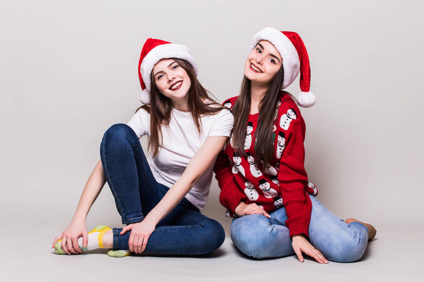 Noel Baba şapkası'de iki teenegers kız  - Fotoğraf, Görsel