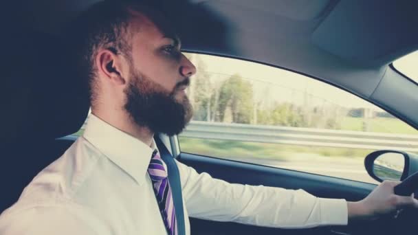 Obchodní muž polaroid stylu jízdy - Záběry, video