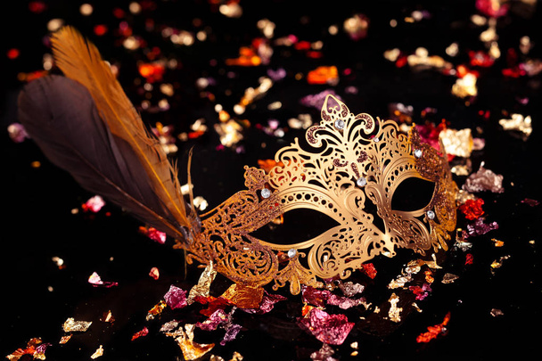 Karnevalsmaske in Gold. - Foto, Bild