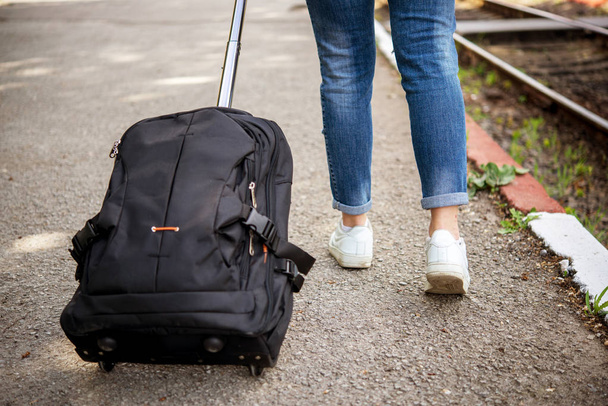 turista tirando una valigia lungo un binario ferroviario - Foto, immagini