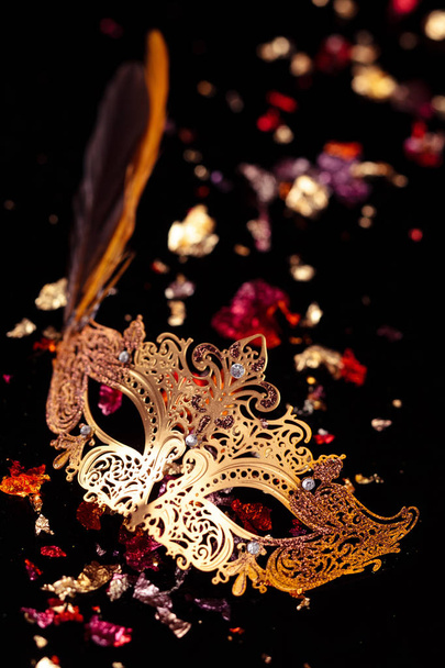 Karnevalsmaske in Gold. - Foto, Bild