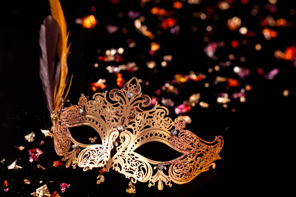 Gouden carnaval masker. - Foto, afbeelding