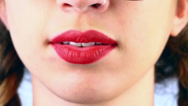 zbliżenie: usta kobiety, że mówi szybko  - Materiał filmowy, wideo