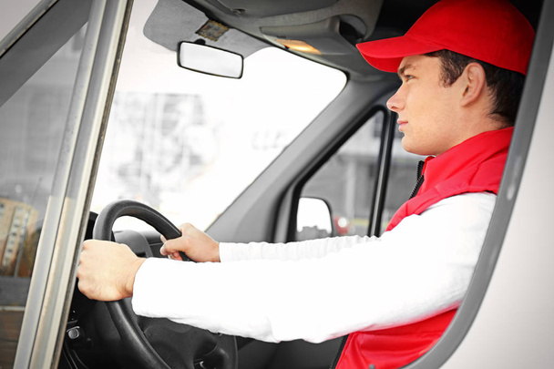 Joven mensajero hombre conducción entrega servicio van
 - Foto, Imagen