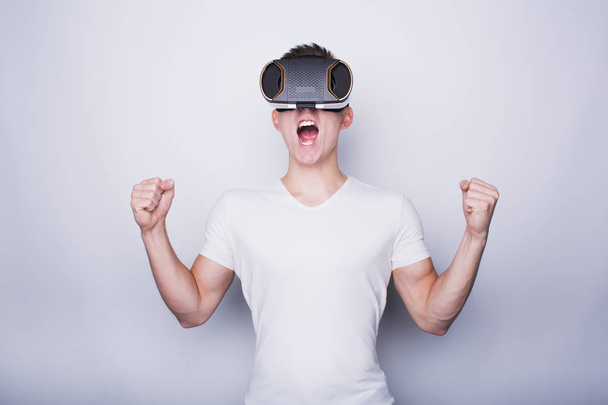 Young man trying vr goggles - Foto, Imagem