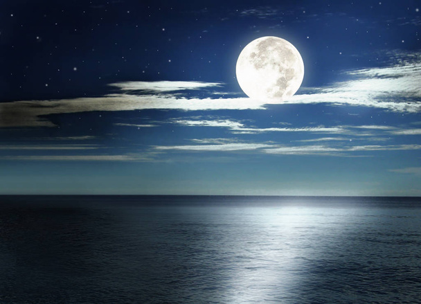 pełnia księżyca nad morzem - Zdjęcie, obraz