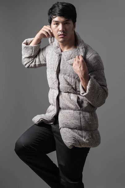 Πορτρέτο της Ασίας άντρας σε γκρι πλέξιμο παλτό - μόδα και το στυλ - Φωτογραφία, εικόνα