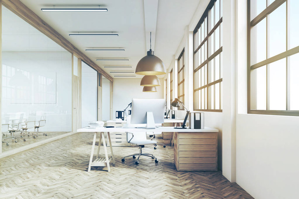 Vista frontal de una larga oficina con suelo de madera, tonificada
 - Foto, Imagen